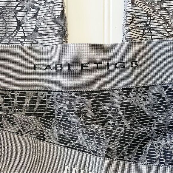 Fabletics Seamless Jacquard Capri Leggings - Medium - Picture 5 of 7